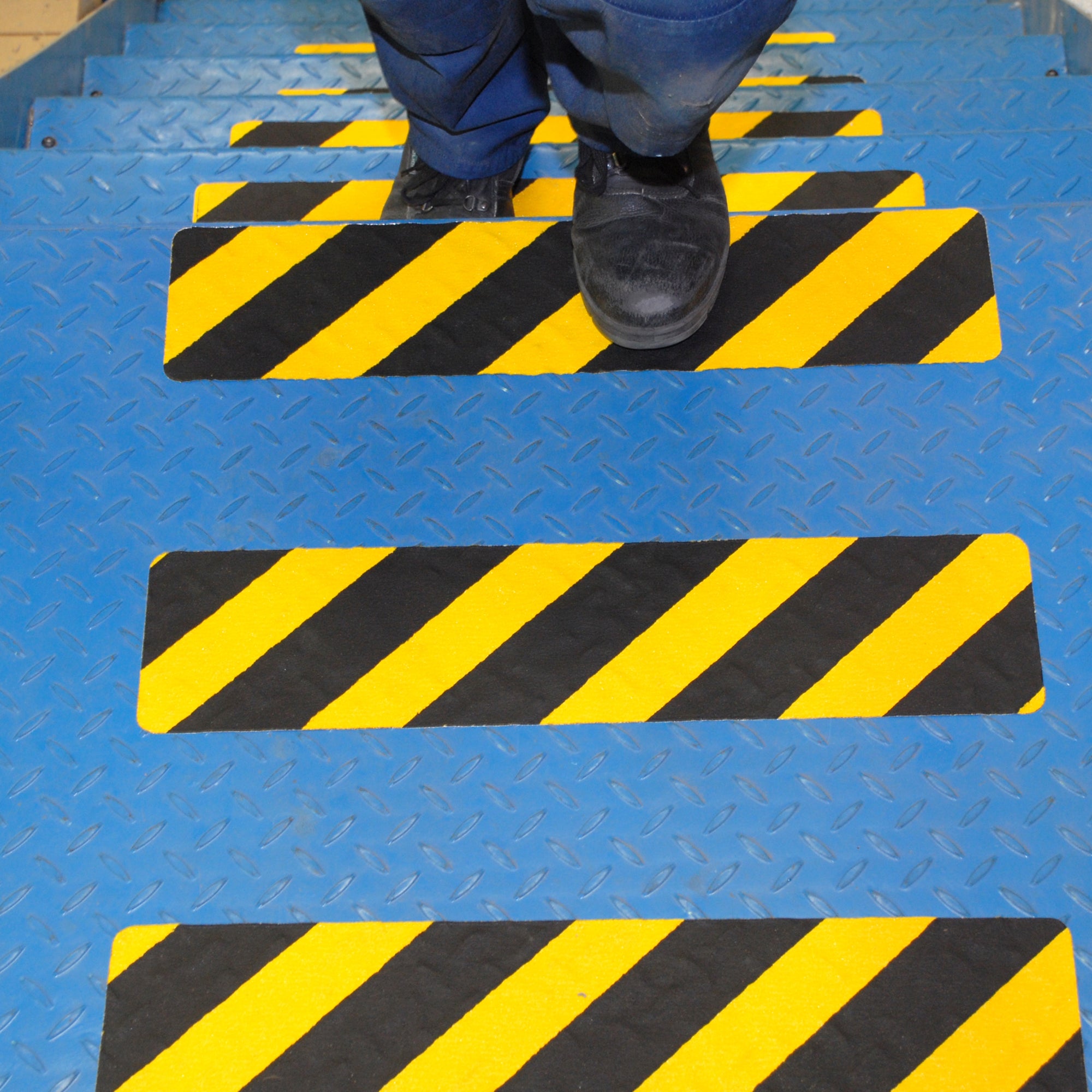 tarifold-striscia-segnaletica-terra-giallo-nera-610x150mm